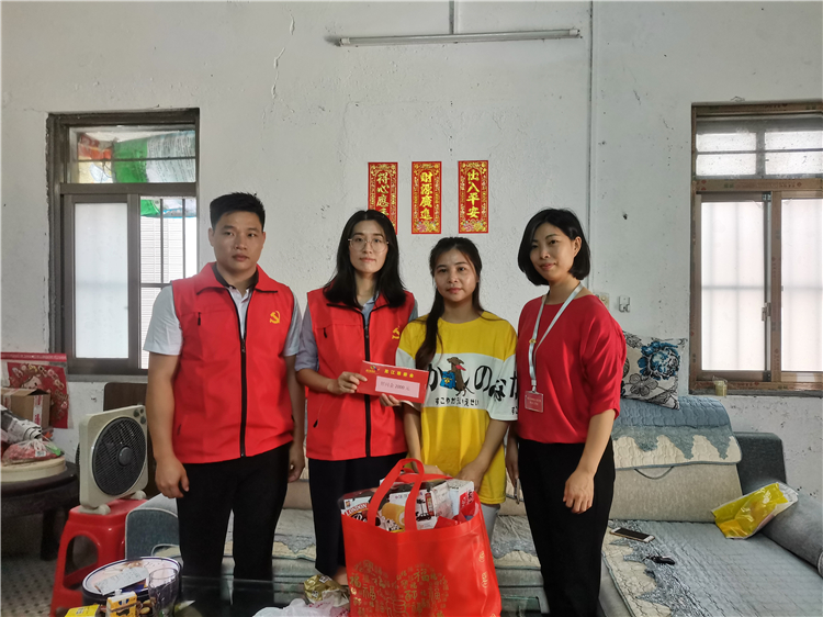 聯(lián)愛基金為單親家庭送關(guān)愛